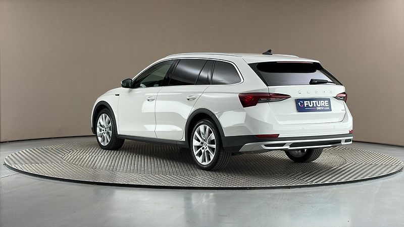 Škoda Octavia 2.0 TDI DSG 4x4 Scout Combi - fotka 2 z 27