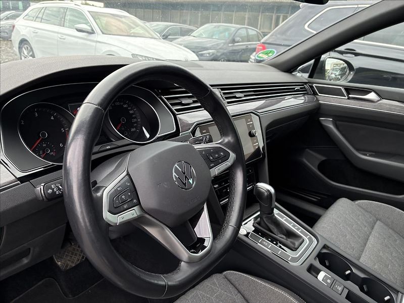 Volkswagen Passat 2,0 PANORAMA,WEBASTO,TAŽNÉ - fotka 9 z 28