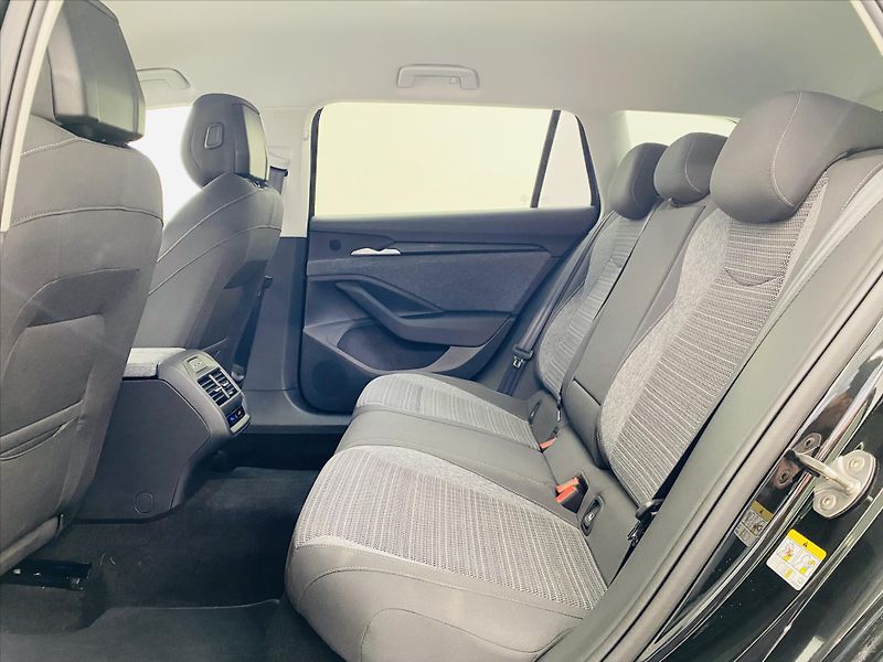 Škoda Superb 2,0 TDI 110kW DSG Selection - fotka 6 z 29
