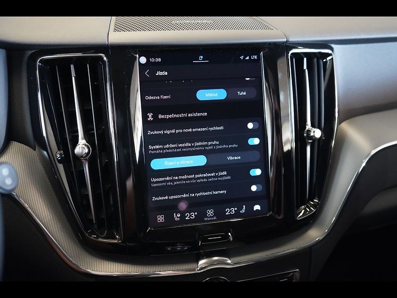 Volvo XC60 T8 PLUS Black Edition, 360°,HK - fotka 35 z 47