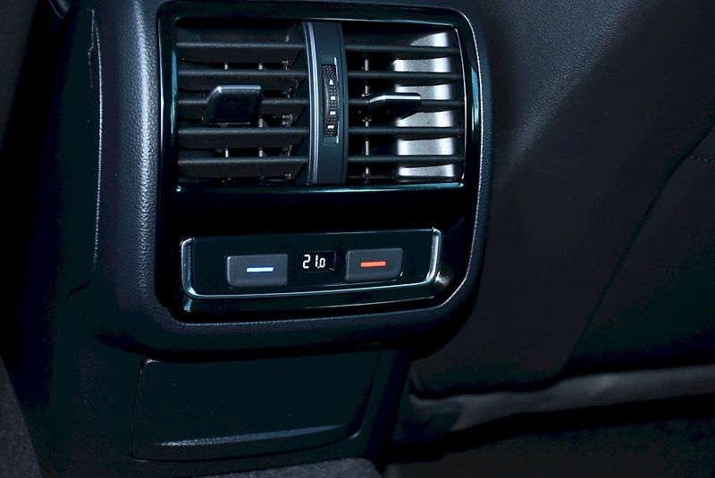 Volkswagen Passat (2021) COMBI ELEGANCE 1.5 TSI 110 kW - fotka 27 z 32
