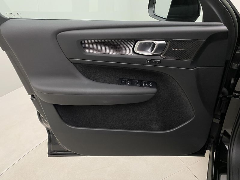 Volvo XC40 B4 AWD DARK PLUS AUT CZ - fotka 7 z 58