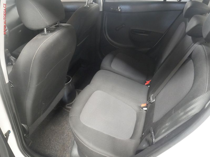 Hyundai i20 (2012) 1.2i, AC - fotka 10 z 17