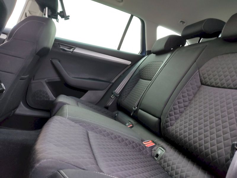 Škoda Superb (2023) Combi 2,0 Tdi 147 Kw DSG - fotka 26 z 38