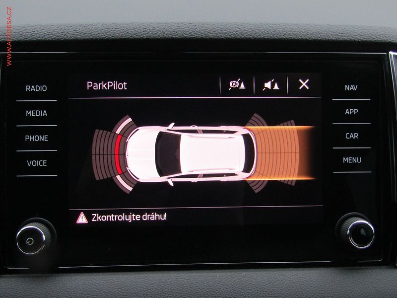 Škoda Karoq (2018) 2.0 TDi 4x4, ČR, Style, navi - fotka 14 z 18