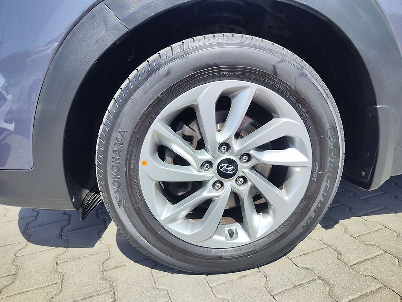 Hyundai Tucson 2.0 CRDi/100kW Style DCT 4x4 - fotka 31 z 36