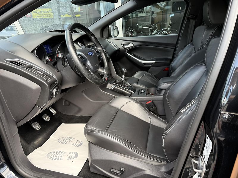 Ford Focus 2,0i 184kW EcoB SCTI ST - fotka 18 z 45
