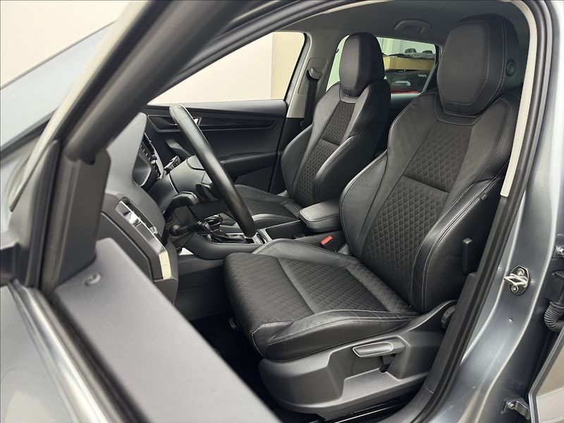 Škoda Karoq 1,6 DSG ACC STYLE+ NAVI KAMERA - fotka 30 z 39