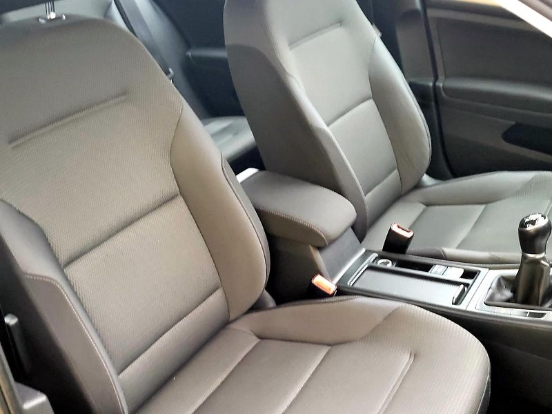 Volkswagen Golf 1,6 TDi CZ*DIGIKLIMA*SERVIS - fotka 22 z 43