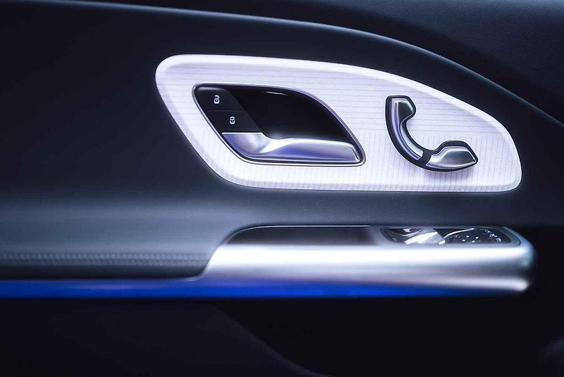 Mercedes-Benz letos odstartoval novou éru jako globální partner ženského tenisu (WTA). Své ambice v tomto sportu nyní potvrzuje i v České republice, kde v rámci ostravského turnaje představuje dvě klíčové novinky: novou generaci modelů GLB a GLC.