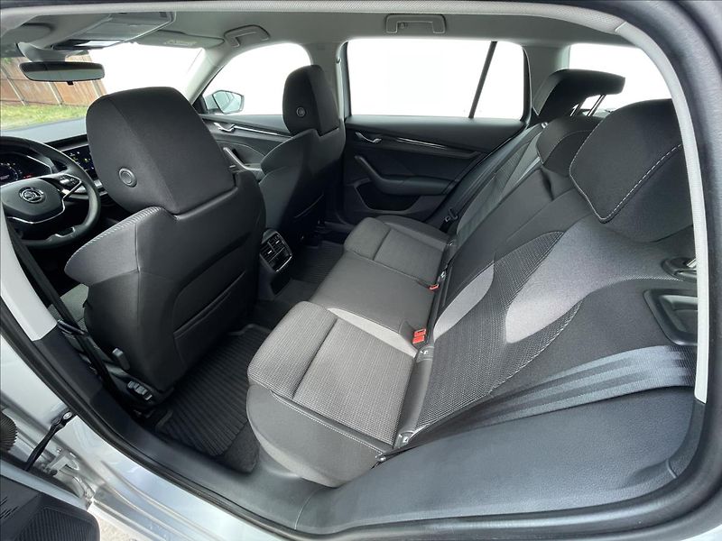 Škoda Octavia 2,0 TDI Combi Ambition Plus - fotka 16 z 21
