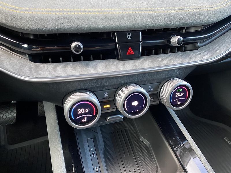 Škoda Superb 2,0 TDI 110 kW Selection DSG - fotka 24 z 30