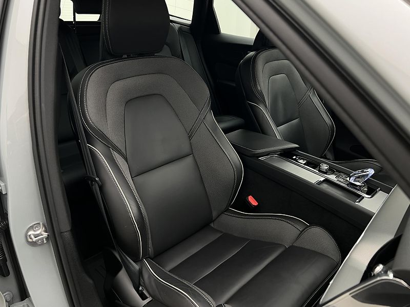 Volvo XC60 B4 AWD DARK PLUS CZ 1. maj. - fotka 20 z 45