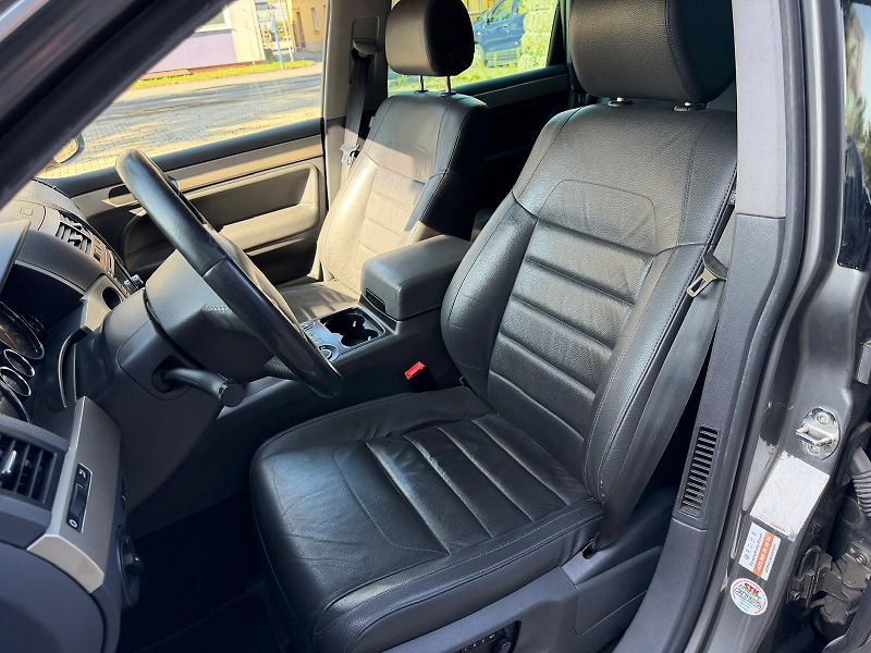 Volkswagen Touareg 3,0 TDi V6 4-motion /servis.k. - fotka 11 z 33