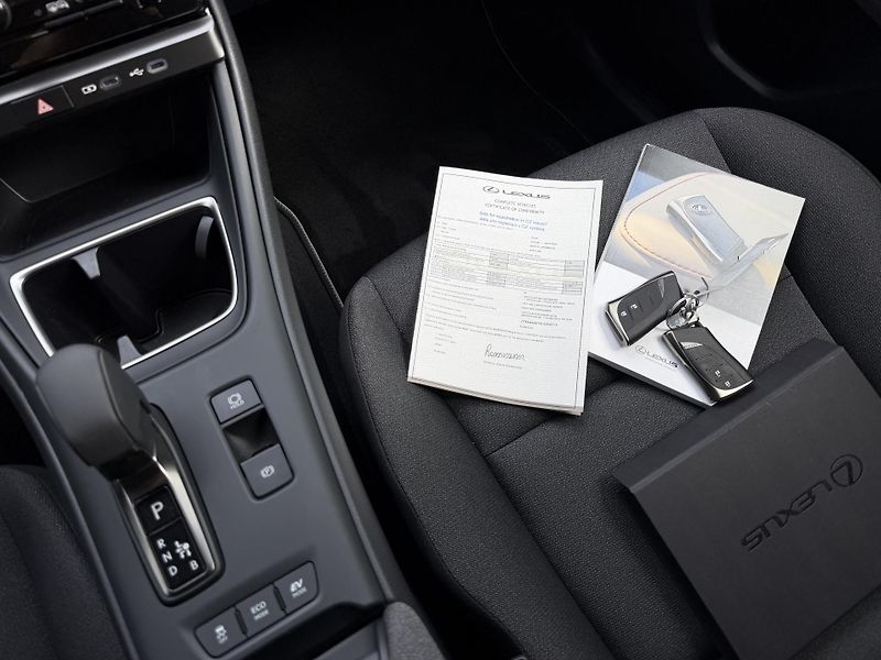 Lexus LBX 1,5 HYBRID 67kW 2200km aut.nav - fotka 15 z 20