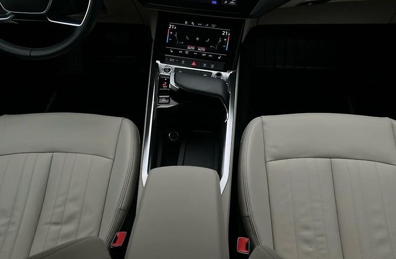 Audi Q8 e-tron 55 Quattro Kam. Bílý interiér - fotka 9 z 27