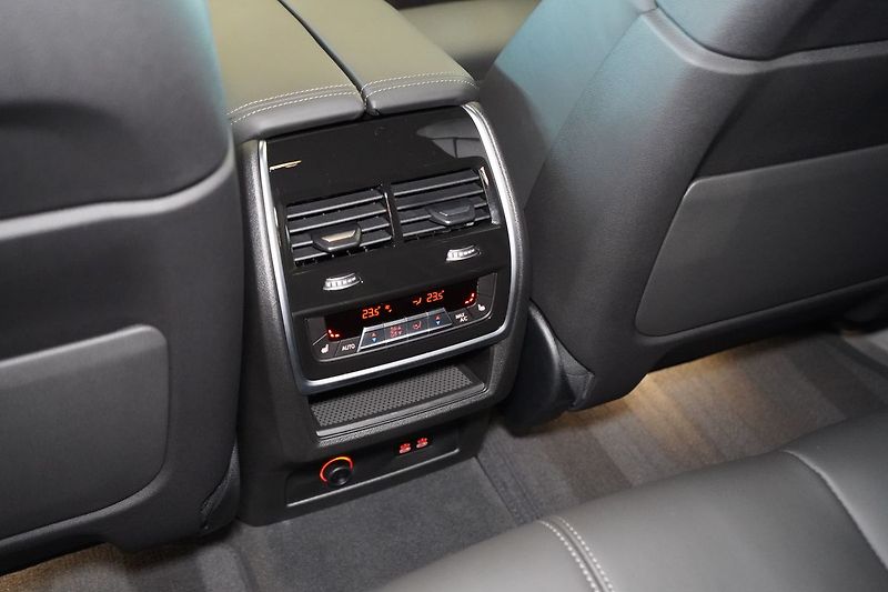 BMW X5 40d xDrive, Vzduch, Tažné, HUD - fotka 45 z 47