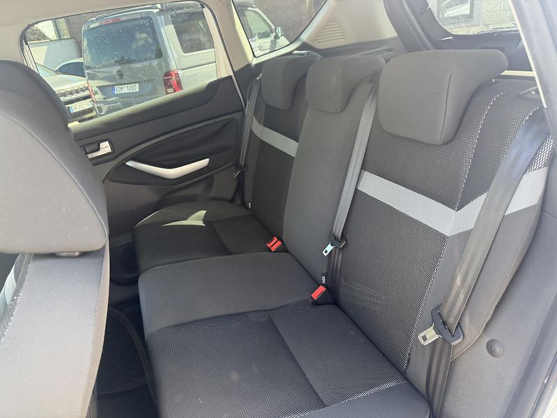 Ford Kuga 2.0 TDCI 103 kW - BEZ NEHOD - fotka 16 z 18