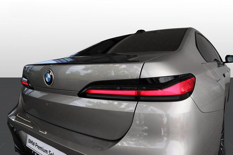 BMW Řada 7 740d xDrive - fotka 28 z 42