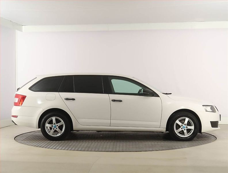Škoda Octavia (2013) 1.6 TDI, Serv.kniha - fotka 6 z 16