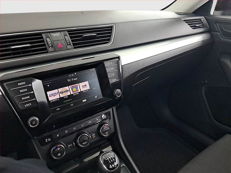 Škoda Superb (2015) Ambition 2.0 TDI, 4X4 - fotka 12 z 20