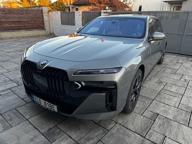 BMW i7 (2022) xDrive60 - fotka 2 z 14