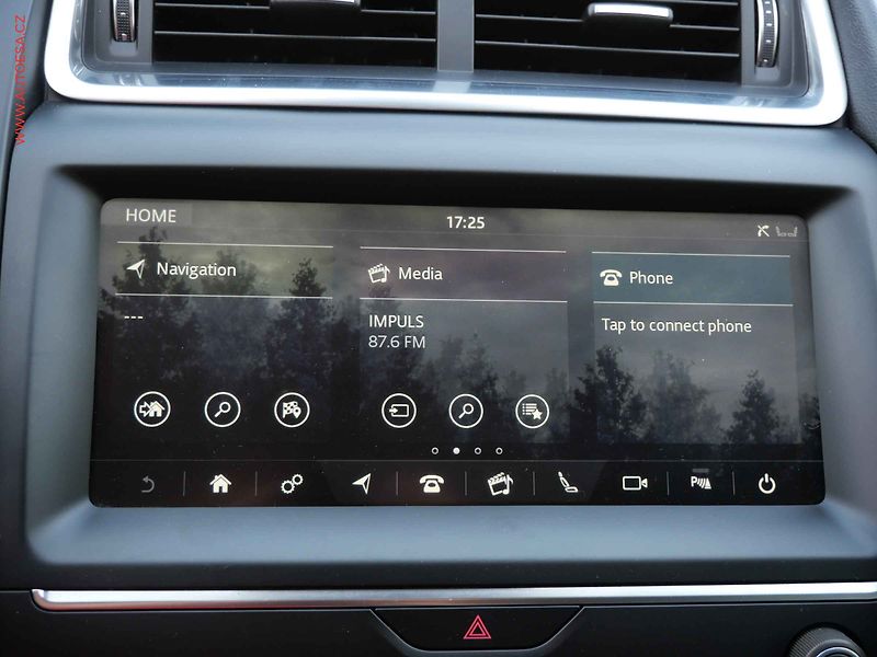Jaguar E-Pace (2018) 2.0 D D150, LED, navi, kamera - fotka 15 z 21