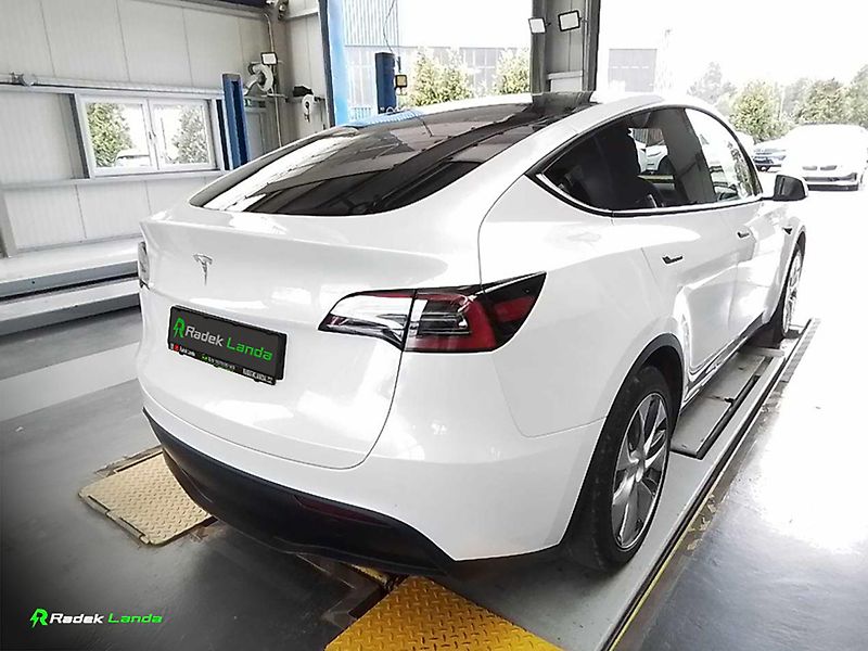 Tesla Model Y (2023) Berlín | LFP | Tažné 1600kg - fotka 3 z 11