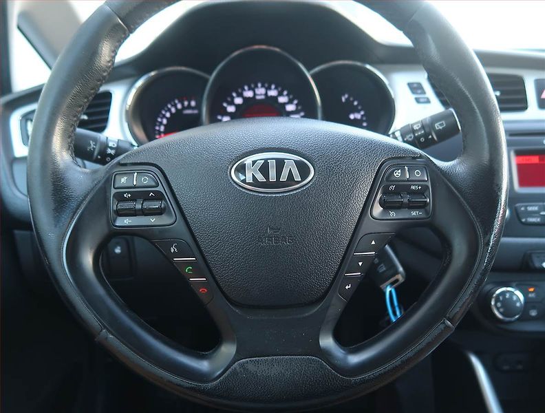 Kia Ceed (2015) Silver 1.6 GDI, Tempomat - fotka 15 z 16