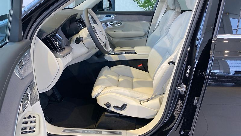 Volvo XC90 (2026) ULTRA BRIGHT, B5 AWD, 184+10 k - fotka 8 z 15