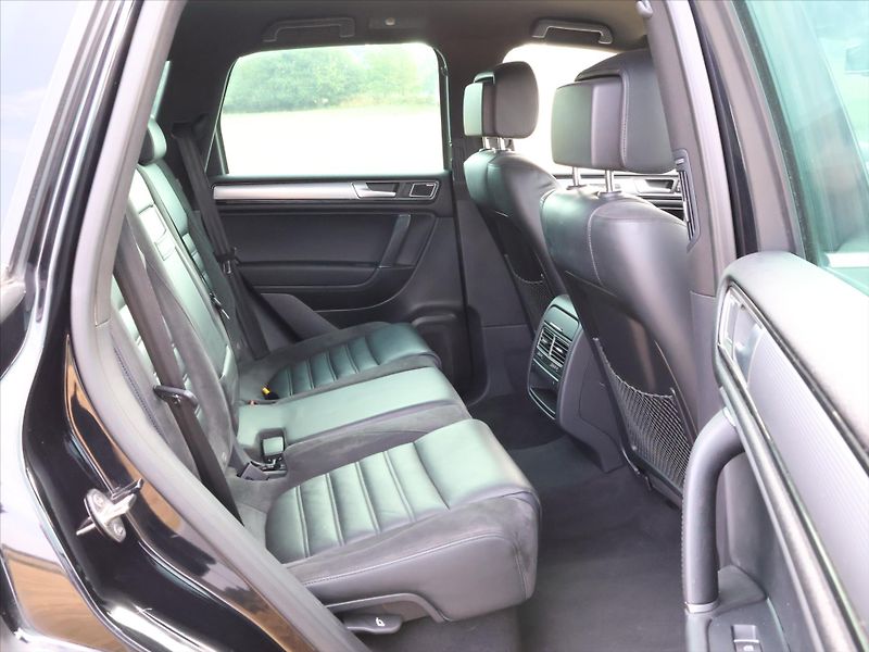 Volkswagen Touareg 3,0 TDI V6 DSG R-LINE CZ 4M - fotka 12 z 29