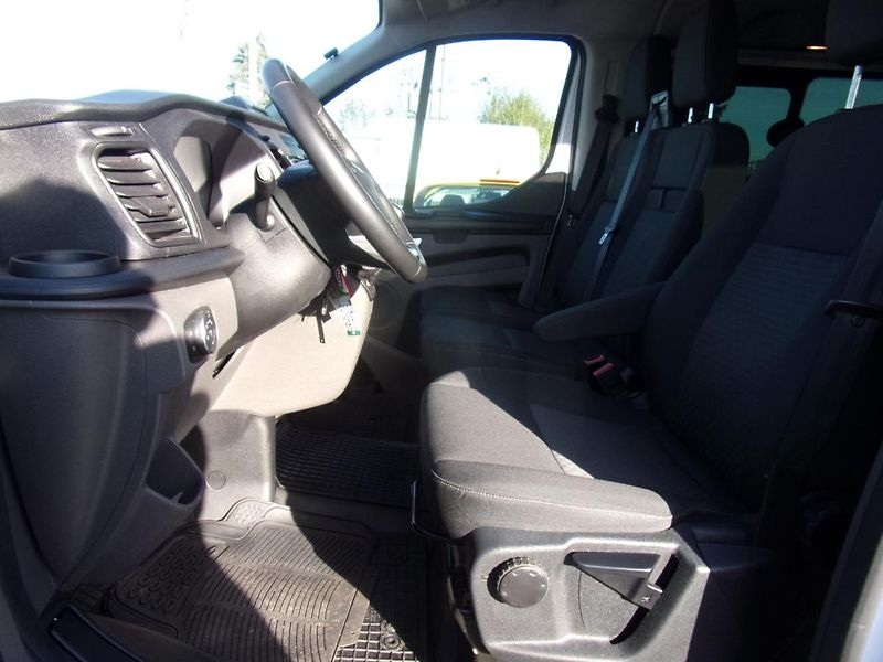 Ford Transit Custom 2.0 TDCi KLIMA ZÁRUKA 6 míst - fotka 32 z 35