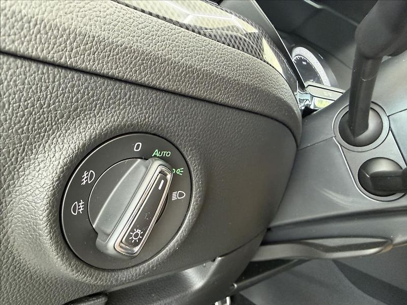 Škoda Superb 2,0 TDi, Sportline, Navi, DSG - fotka 20 z 36