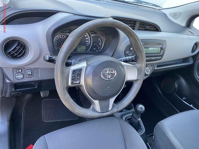 Toyota Yaris (2016) 1.0VVT-i, AC - fotka 12 z 16