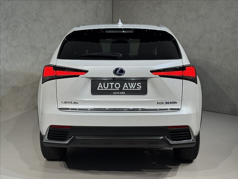 Lexus NX 300h 2,5   Hybrid Luxury LED Assist - fotka 8 z 47