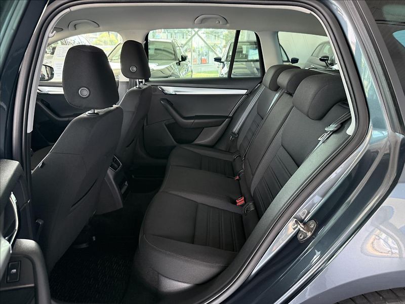 Škoda Octavia 1,6   1.MAJ,SERVISKA,DPH,ČR - fotka 23 z 26