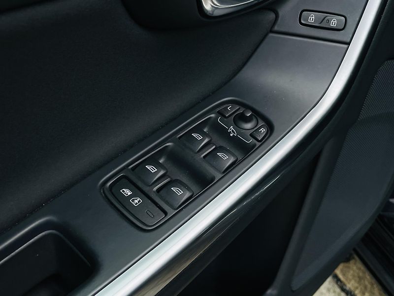 Volvo V60 2.0D 5VÁLEC AUT SERVISKA TAŽNÉ - fotka 32 z 44
