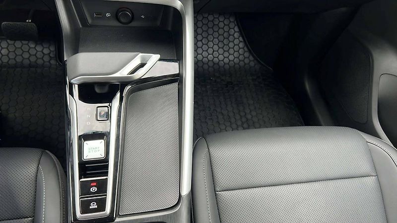 MG ZS HEV EXCLUSIVE 1.5L (145kW) SUV - fotka 20 z 49
