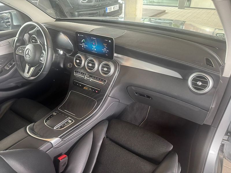 Mercedes-Benz GLC 220d 4MATIC - fotka 20 z 21