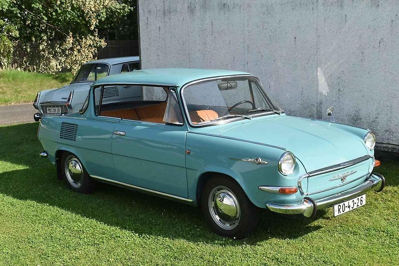 Škoda 1000 MBG s historickým pozadím.