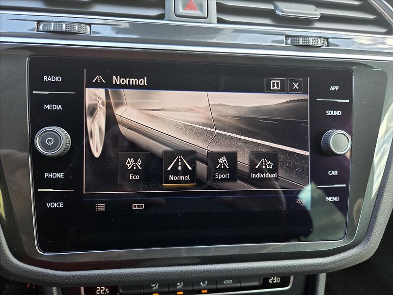 Volkswagen Tiguan 2,0 TDi 4x4 DSG Highline ČR 1. - fotka 16 z 21