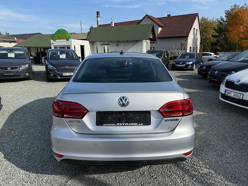 Volkswagen Jetta 1.4 TSI HYBRID DSG HIGHLINE - fotka 5 z 13