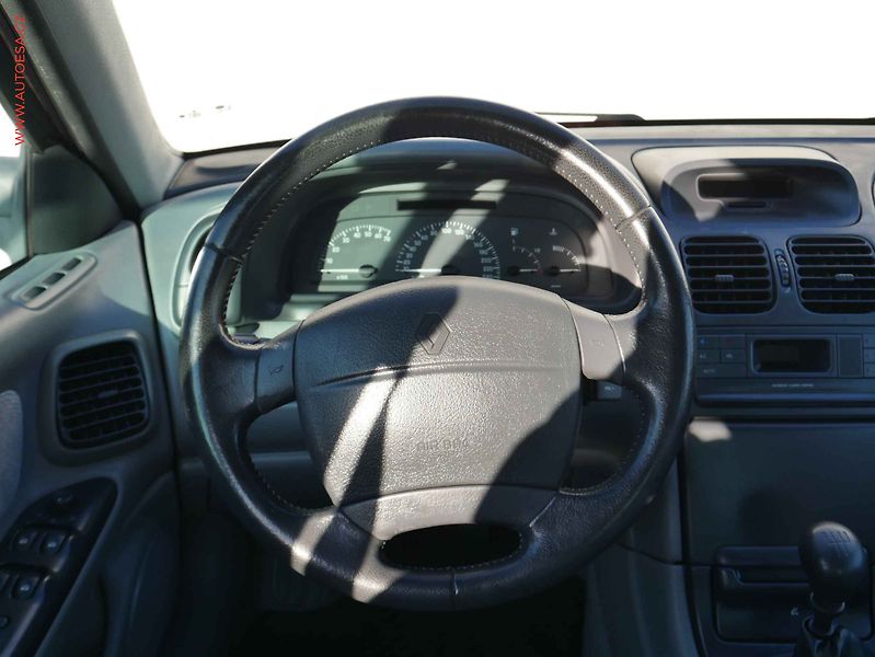 Renault Laguna (2000) 1.6i, 2.maj, AC - fotka 13 z 14