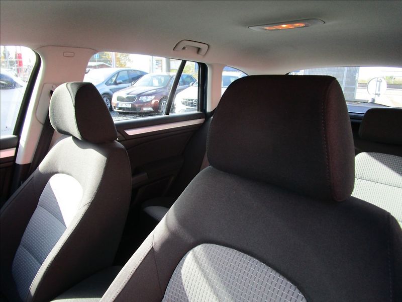 Škoda Superb Combi 2.0TDi Ambi, aut. Klima - fotka 13 z 40