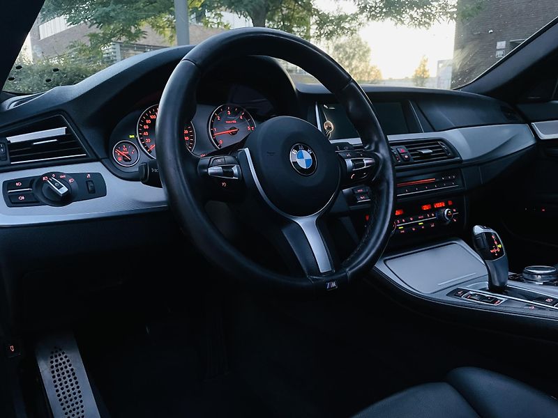BMW Řada 5 530D AUT XDRIVE TAŽNÉ M-PAKET - fotka 28 z 48