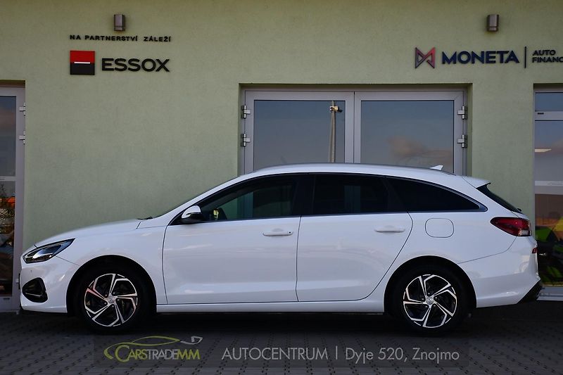 Hyundai i30 1.6CRDi NAVI KAMERA CARPLAY - fotka 2 z 48
