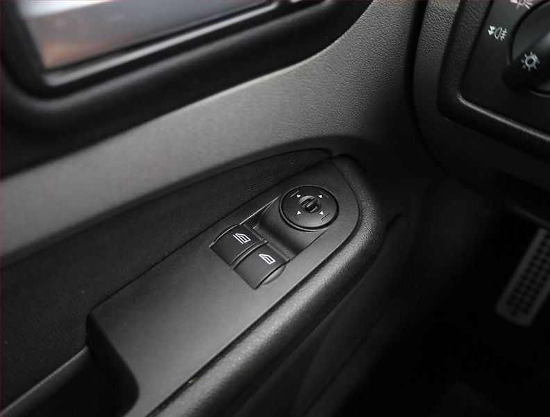 Ford Focus (2010) 1.6 16V, nová STK, Tažné - fotka 12 z 13