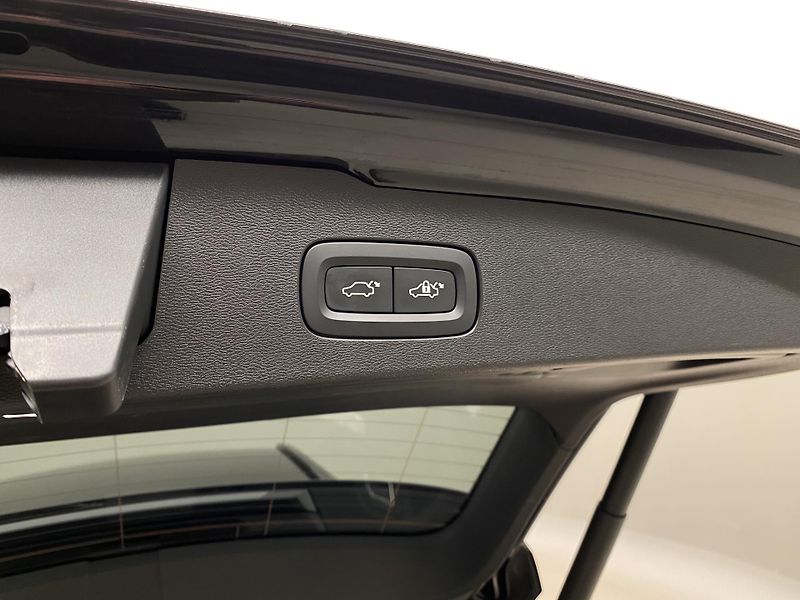 Volvo V60 B4 DARK PLUS AUT CZ - fotka 32 z 51
