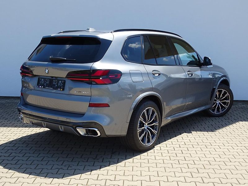 BMW X5 xDrive30d - fotka 3 z 7