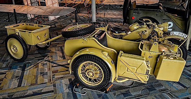Motocykl BMW R75 se sajdkárou a přívěsným vozíkem., zdroj: Wikimedia Commons, Tomás Del Coro, CC BY-SA 2.0